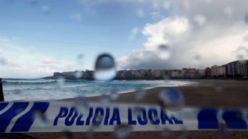 Vista de la playa del Orzán en A Coruña cerrada por la Policía Local a causa del mal tiempo