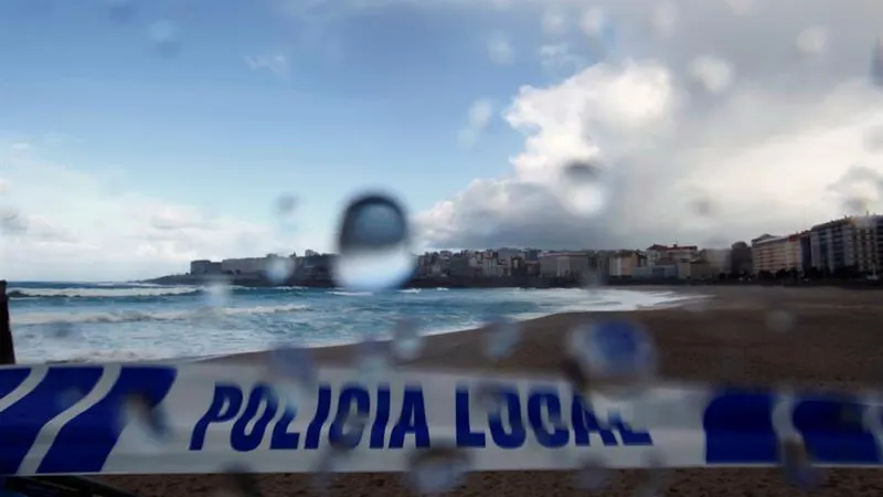 Vista de la playa del Orzán en A Coruña cerrada por la Policía Local a causa del mal tiempo