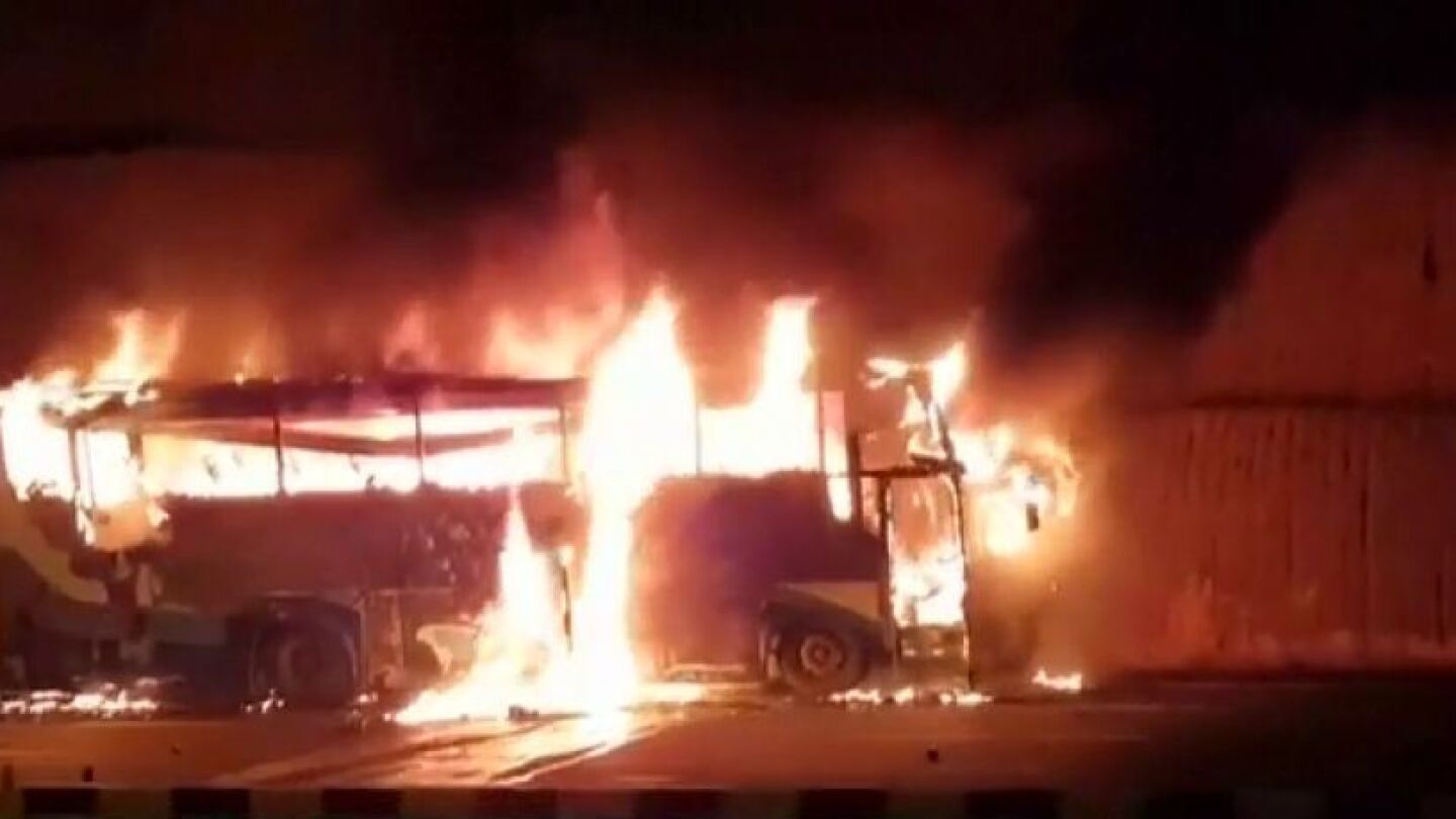 Autob&uacute;s incendiado en Tailandia