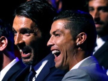 Buffon y Cristiano bromean Buffon y Cristiano bromean