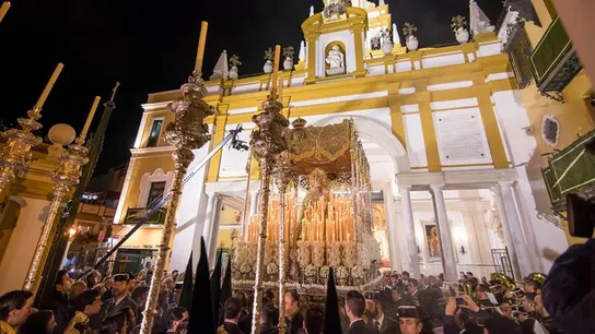 La Virgen de La Macarena sale de su templo en la Madrugá La Virgen de La Macarena sale de su templo en la Madrugá