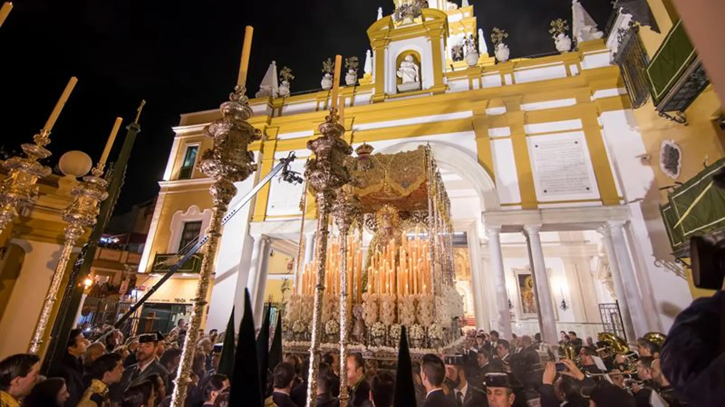La Virgen de La Macarena sale de su templo en la Madrugá La Virgen de La Macarena sale de su templo en la Madrugá