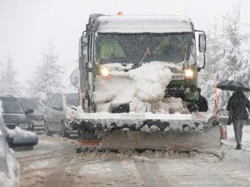 Una máquina quitanieves limpia la carretera LU-633 Una máquina quitanieves limpia la carretera LU-633