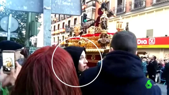 Las reacciones después de que la cruz del Jesús del Gran Poder se rompe al chocar con un semáforo: "Graba, graba" Las reacciones después de que la cruz del Jesús del Gran Poder se rompe al chocar con un semáforo: "Graba, graba"