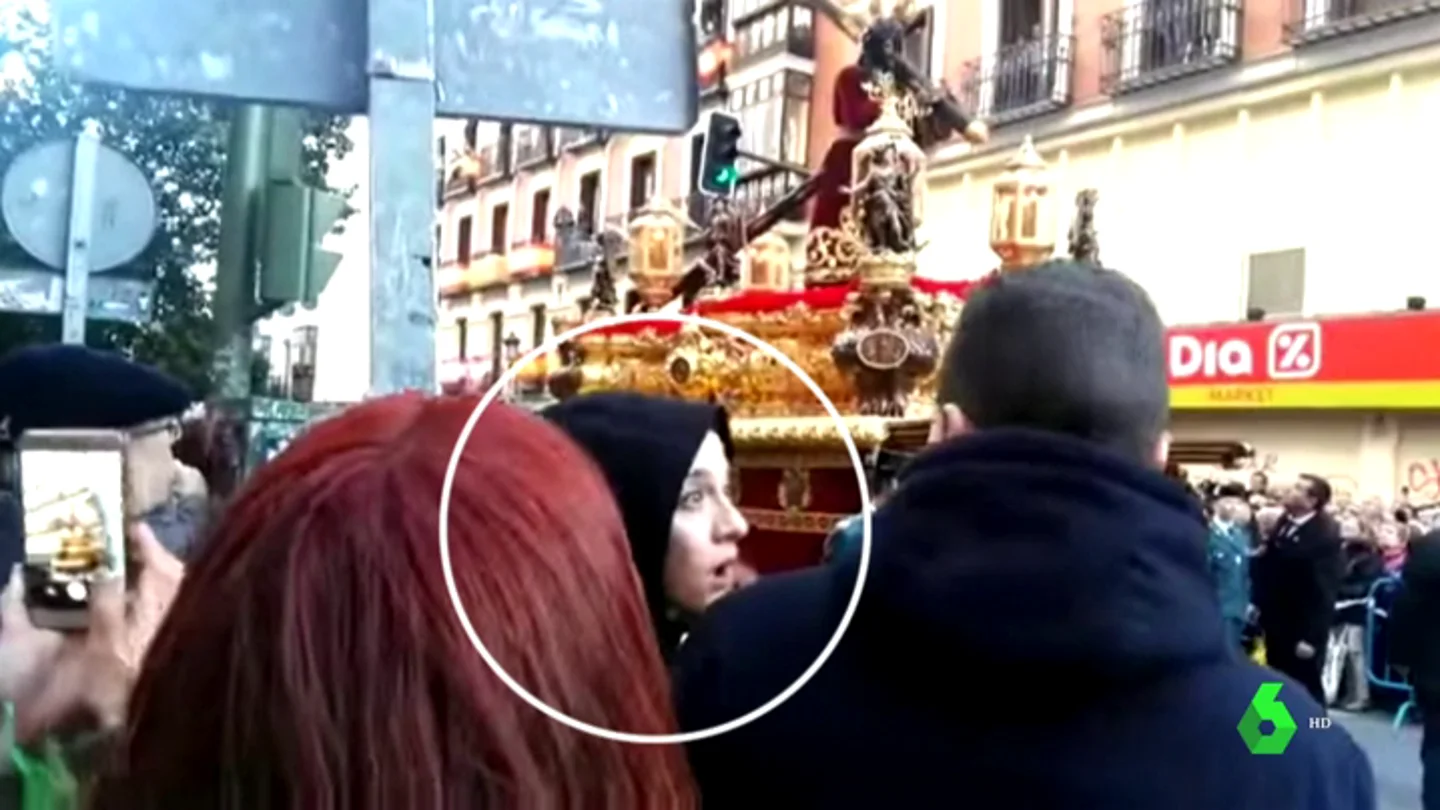 Las reacciones después de que la cruz del Jesús del Gran Poder se rompe al chocar con un semáforo: "Graba, graba" Las reacciones después de que la cruz del Jesús del Gran Poder se rompe al chocar con un semáforo: "Graba, graba"