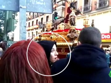 Las reacciones después de que la cruz del Jesús del Gran Poder se rompe al chocar con un semáforo: "Graba, graba" Las reacciones después de que la cruz del Jesús del Gran Poder se rompe al chocar con un semáforo: "Graba, graba"