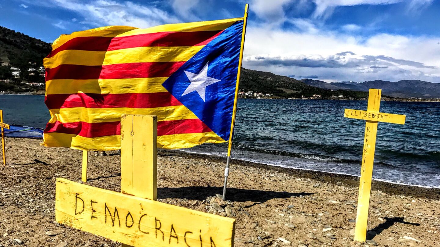 Cruces en apoyo a los pol&iacute;ticos catalanes encarcelados y por la independencia