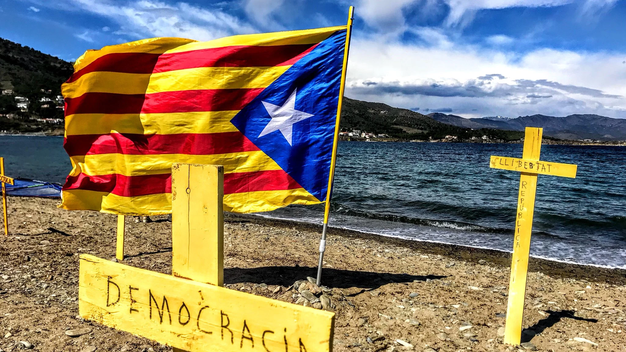 Cruces en apoyo a los políticos catalanes encarcelados y por la independencia