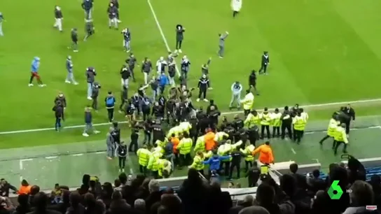 Ultras del Le Havre invaden el campo para agredir a sus jugadores tras una derrota de su equipo Ultras del Le Havre invaden el campo para agredir a sus jugadores tras una derrota de su equipo