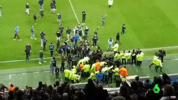 Ultras del Le Havre invaden el campo para agredir a sus jugadores tras una derrota de su equipo