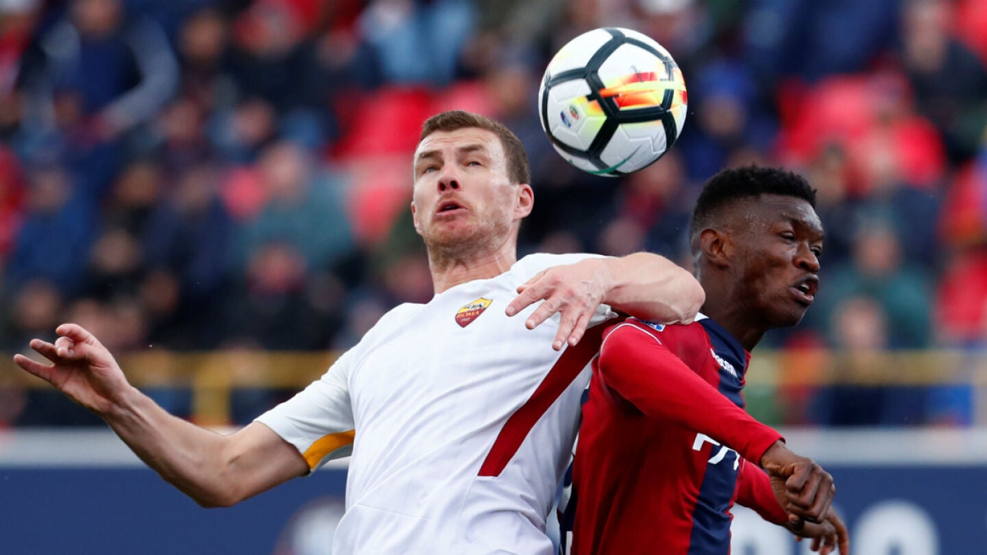 Edin Dzeko, ante el Bolonia