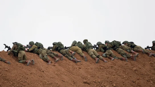 Soldados israelíes vigilan cerca de Nir Am en la frontera con Gaza  Soldados israelíes vigilan cerca de Nir Am en la frontera con Gaza