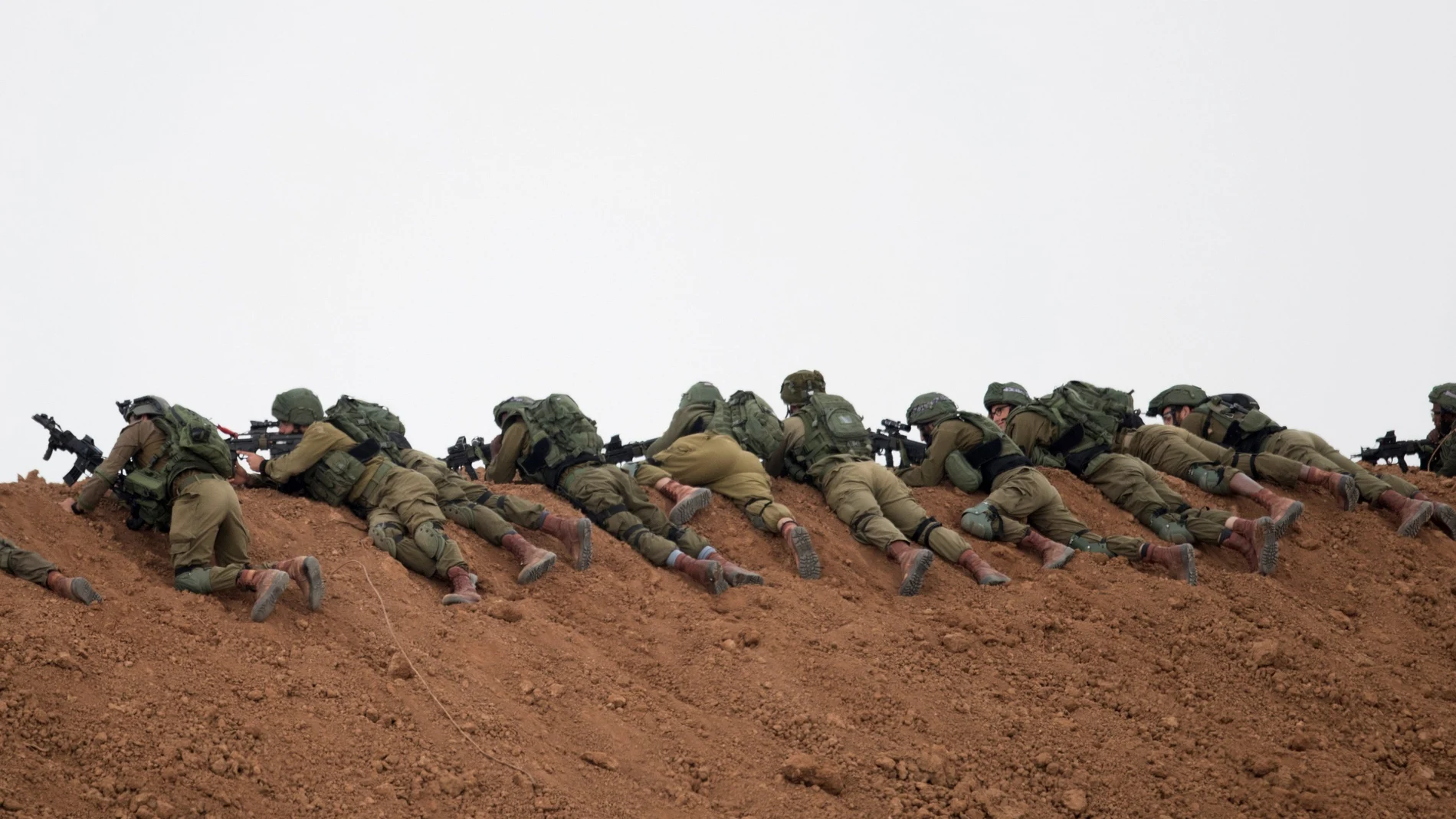  Soldados israelíes vigilan cerca de Nir Am en la frontera con Gaza