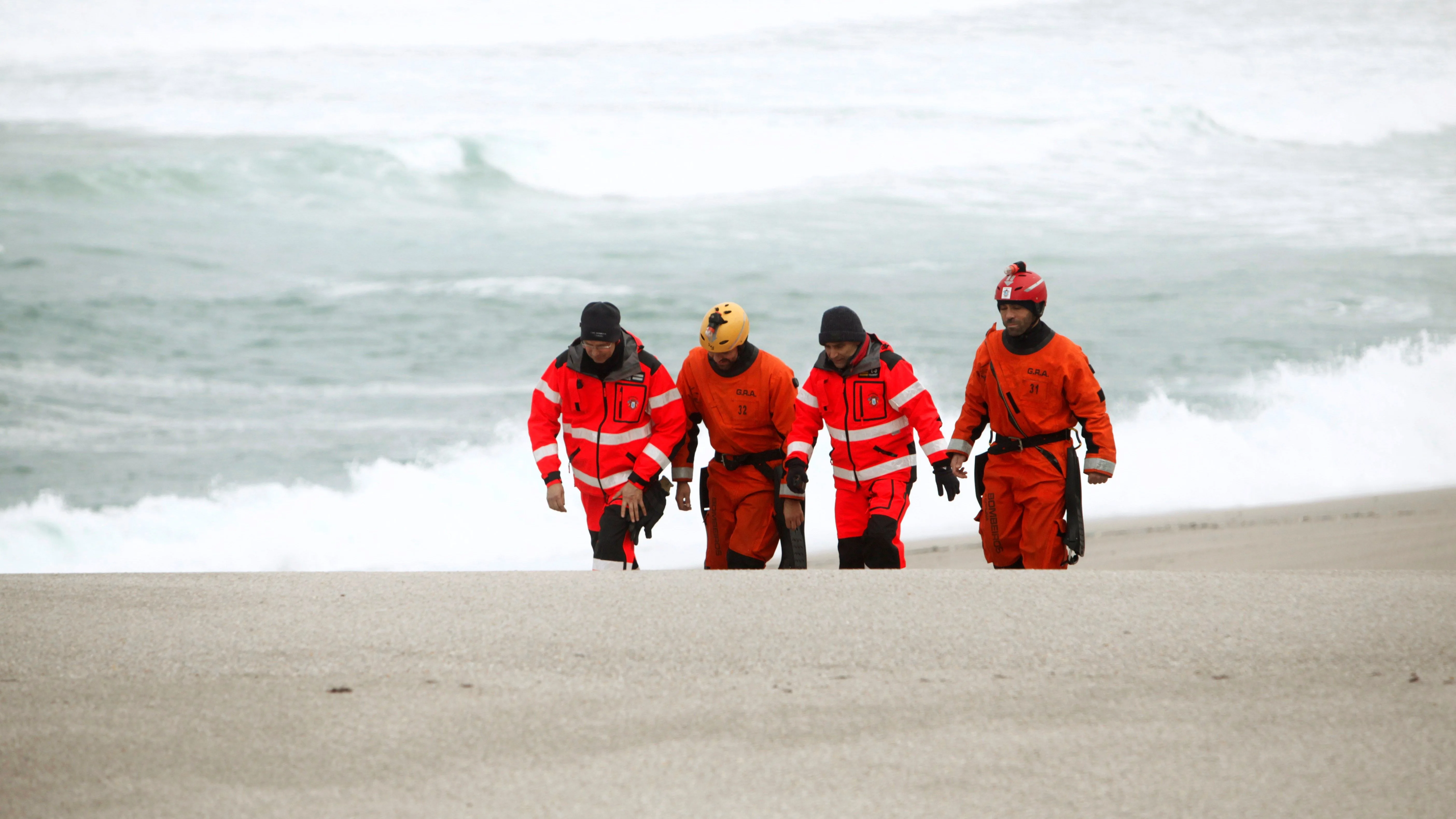 as labores de búsqueda de la joven que resultó arrastrada por el mar en A Coruña 