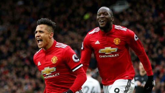 Alexis S&aacute;nchez celebra un gol con Lukaku