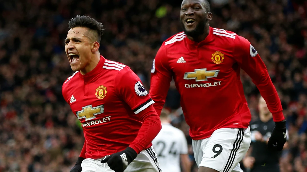 Alexis Sánchez celebra un gol con Lukaku