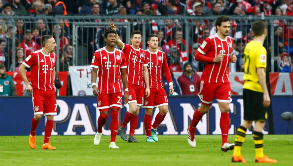 El Bayern celebra un gol ante el Borussia Dortmund
