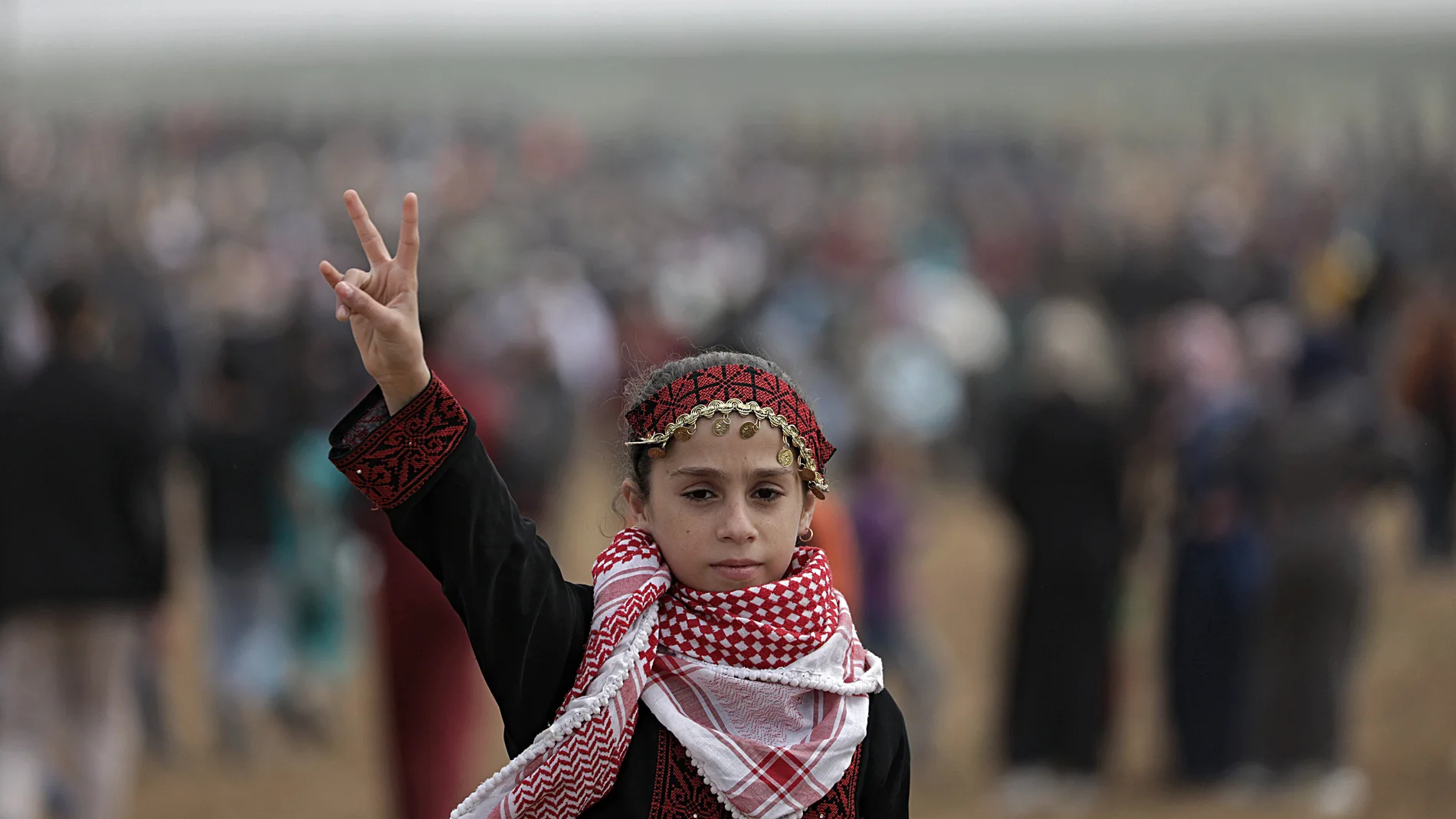 Una refugiada palestina, en la protesta por el Día de la Tierra en la frontera entre Israel y Gaza