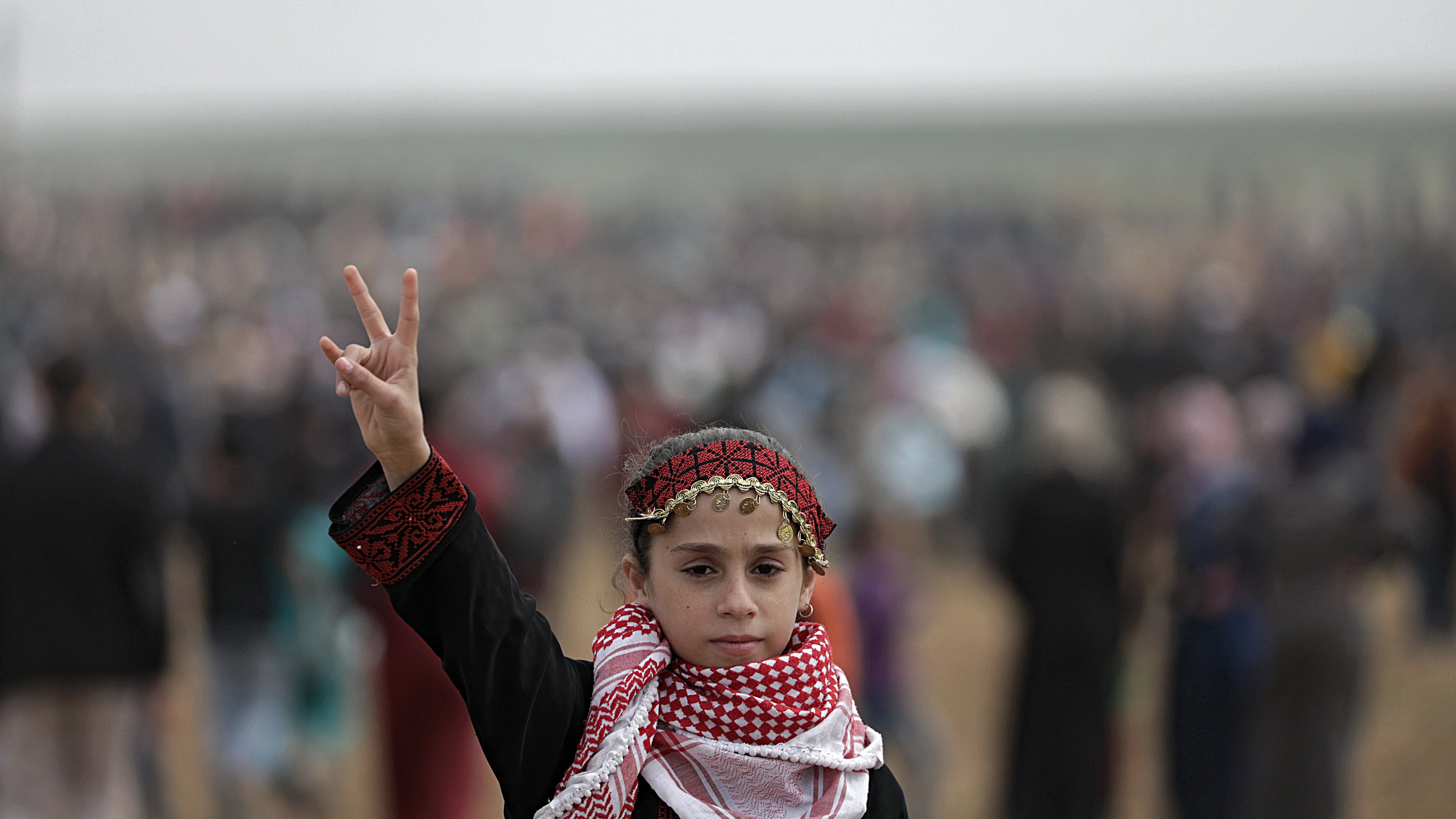 Una refugiada palestina, en la protesta por el Día de la Tierra en la frontera entre Israel y Gaza