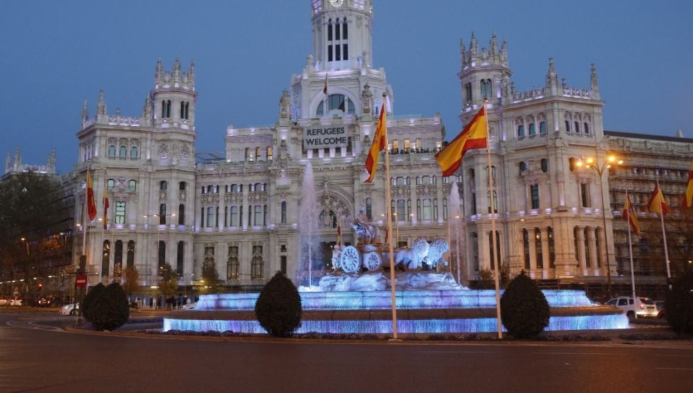 El Ayuntamiento de Madrid y la Cibeles, teñidos de azul