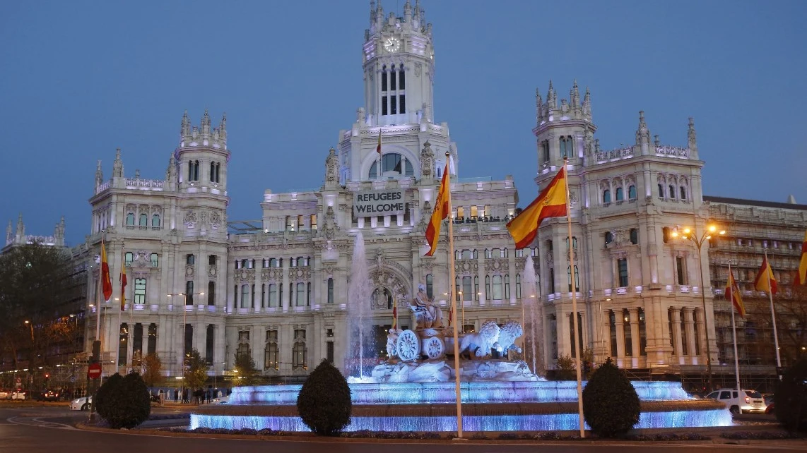 El Ayuntamiento de Madrid y la Cibeles, teñidos de azul