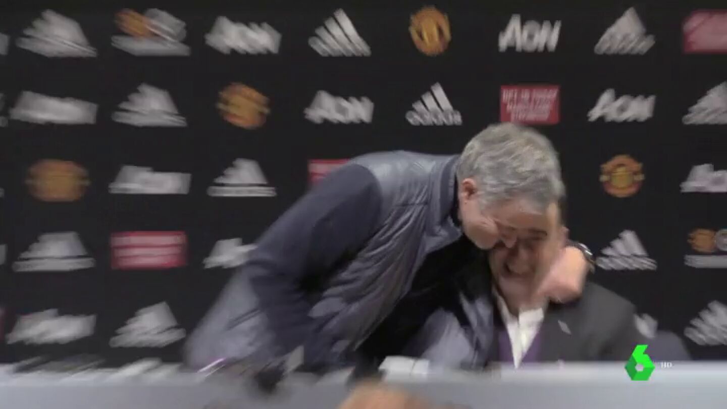 El Mourinho m&aacute;s alegre bromea con el t&eacute;cnico del Swansea: "&iexcl;Ven y da pasteles a los invitados!"