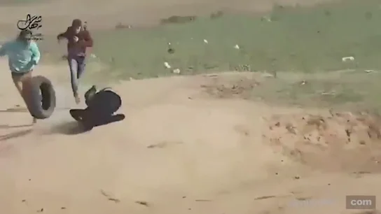 Un vídeo muestra cómo disparn por la espalda a un joven palestino en las protestas de Gaza Un vídeo muestra cómo disparn por la espalda a un joven palestino en las protestas de Gaza