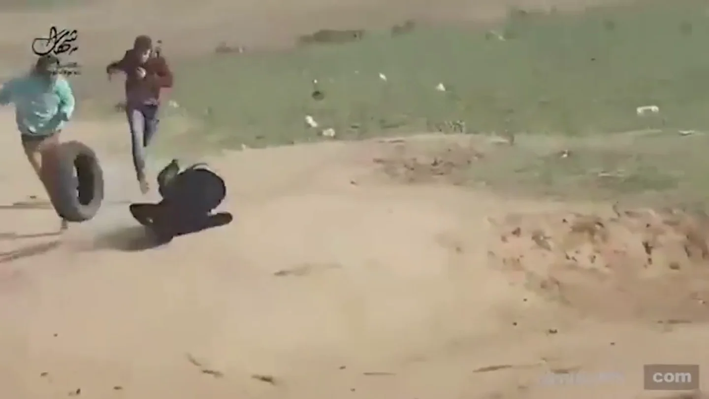 Un vídeo muestra cómo disparn por la espalda a un joven palestino en las protestas de Gaza Un vídeo muestra cómo disparn por la espalda a un joven palestino en las protestas de Gaza