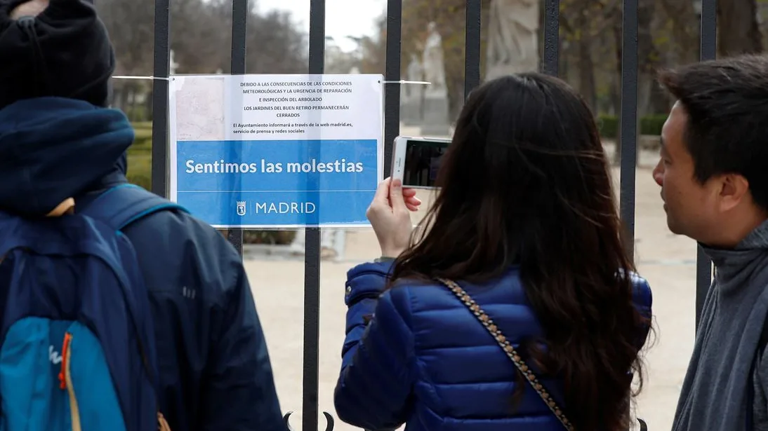 Imagen del parque de El Retiro cerrado