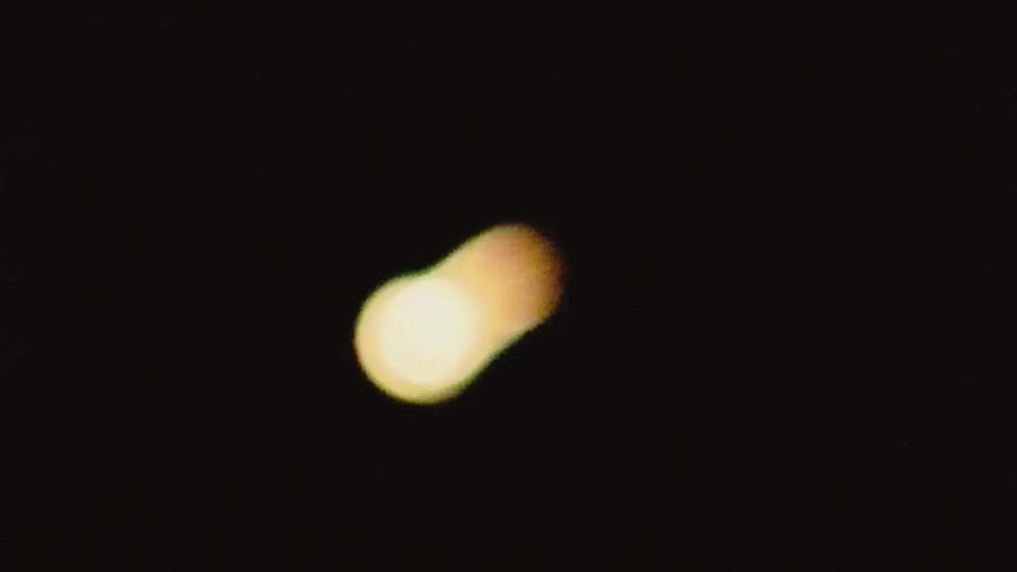 Imagen de archivo de un asteroide pasando sobre la Tierra Imagen de archivo de un asteroide pasando sobre la Tierra