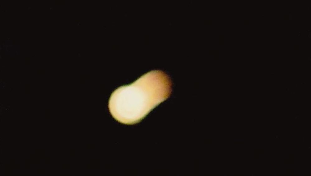 Imagen de archivo de un asteroide pasando sobre la Tierra