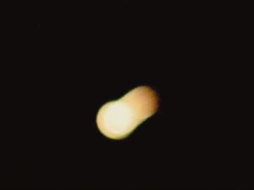 Imagen de archivo de un asteroide pasando sobre la Tierra Imagen de archivo de un asteroide pasando sobre la Tierra
