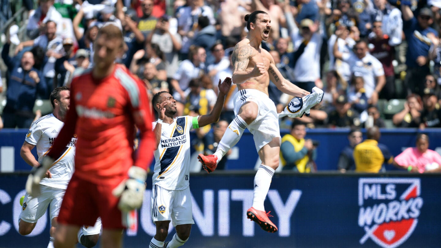 Ibrahimovic celebra un gol con los Galaxy