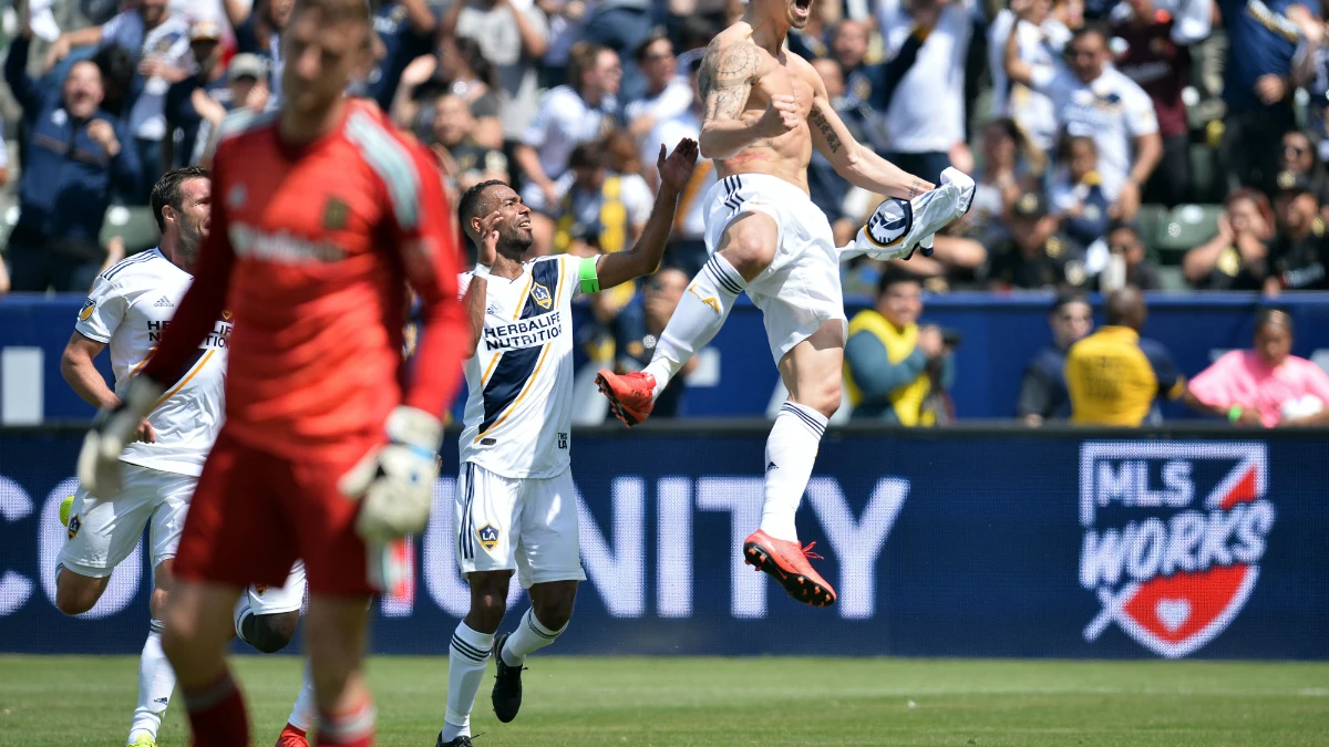 Ibrahimovic celebra un gol con los Galaxy