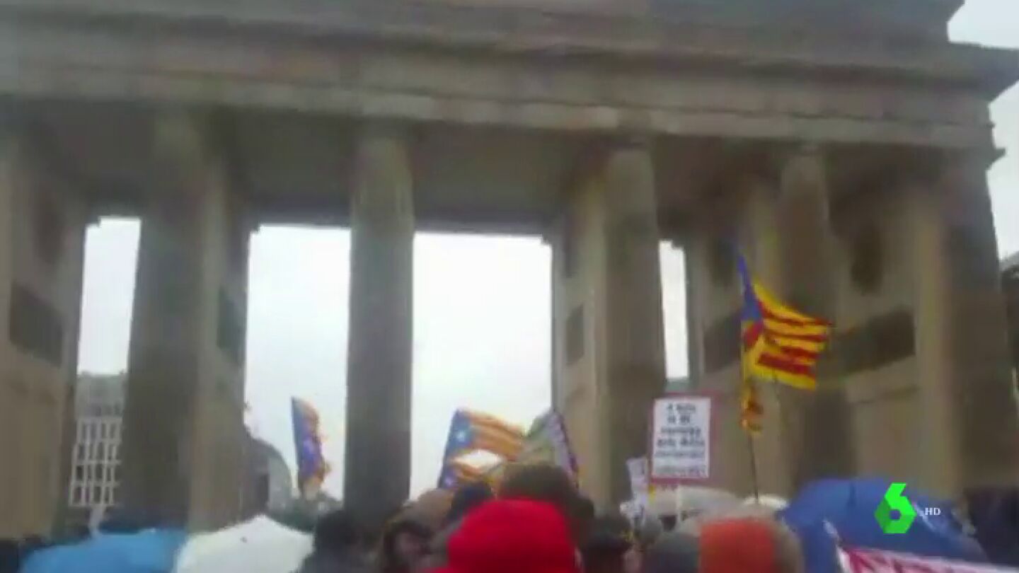 Manifestaci&oacute;n en defensa de Puigdemont en la puerta de Brandeburgo