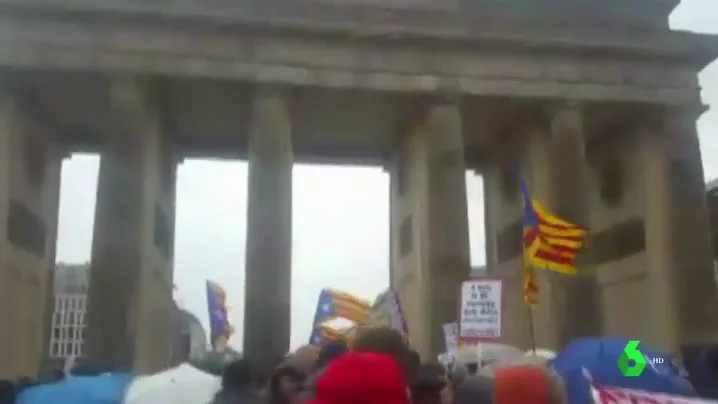 Manifestación en defensa de Puigdemont en la puerta de Brandeburgo