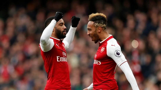 Aubameyang festeja un gol con Lacazette Aubameyang festeja un gol con Lacazette