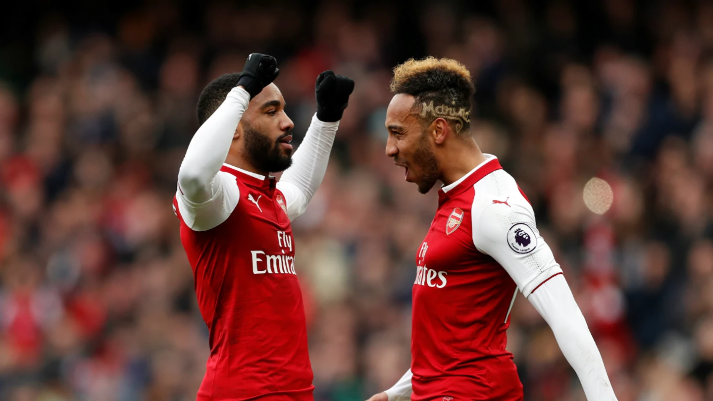 Aubameyang festeja un gol con Lacazette Aubameyang festeja un gol con Lacazette
