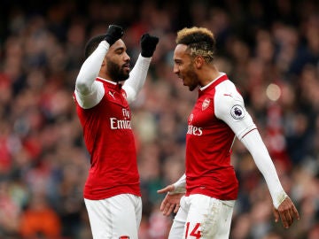 Aubameyang festeja un gol con Lacazette Aubameyang festeja un gol con Lacazette