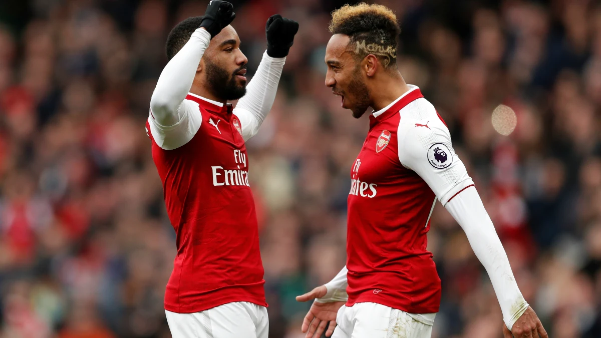 Aubameyang festeja un gol con Lacazette