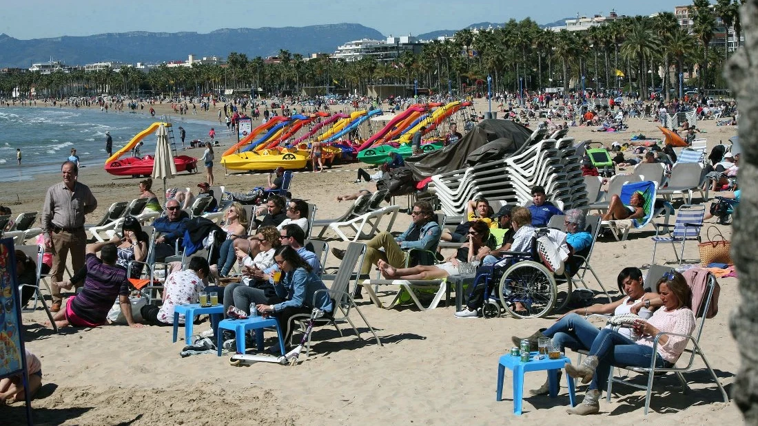 La playa de Salou repleta de gente tomando el sol