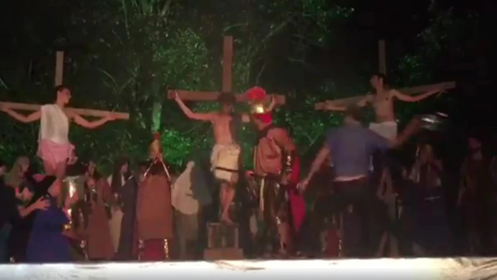 Agresión en una obra de teatro de la Pasión de Cristo