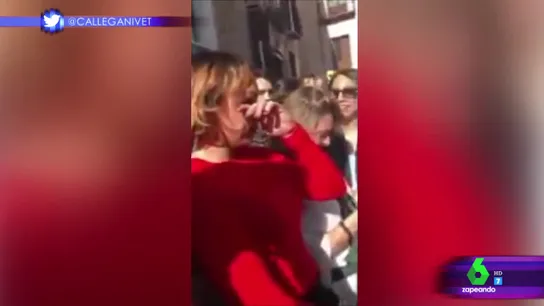 Una emocionada Chenoa da una llamá en el cortejo de La Concha Una emocionada Chenoa da una llamá en el cortejo de La Concha