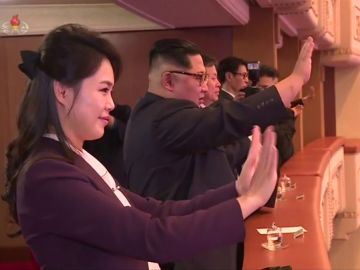 Kim Jong-un en un concierto de artistas surcoreanos Kim Jong-un en un concierto de artistas surcoreanos