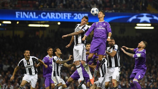 Cristiano intenta rematar un bal&oacute;n ante la Juventus en Cardiff
