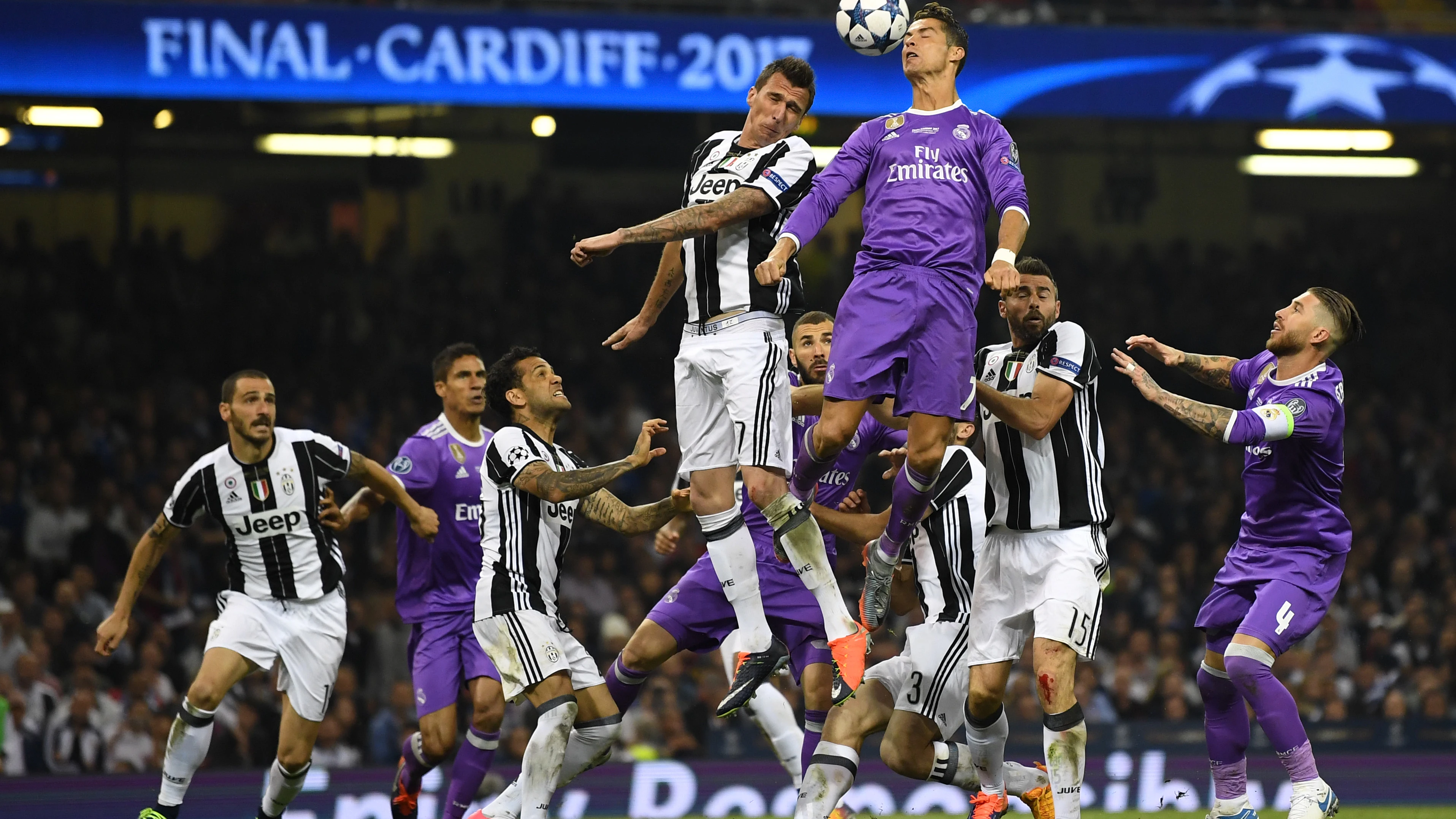 Cristiano intenta rematar un balón ante la Juventus en Cardiff Cristiano intenta rematar un balón ante la Juventus en Cardiff