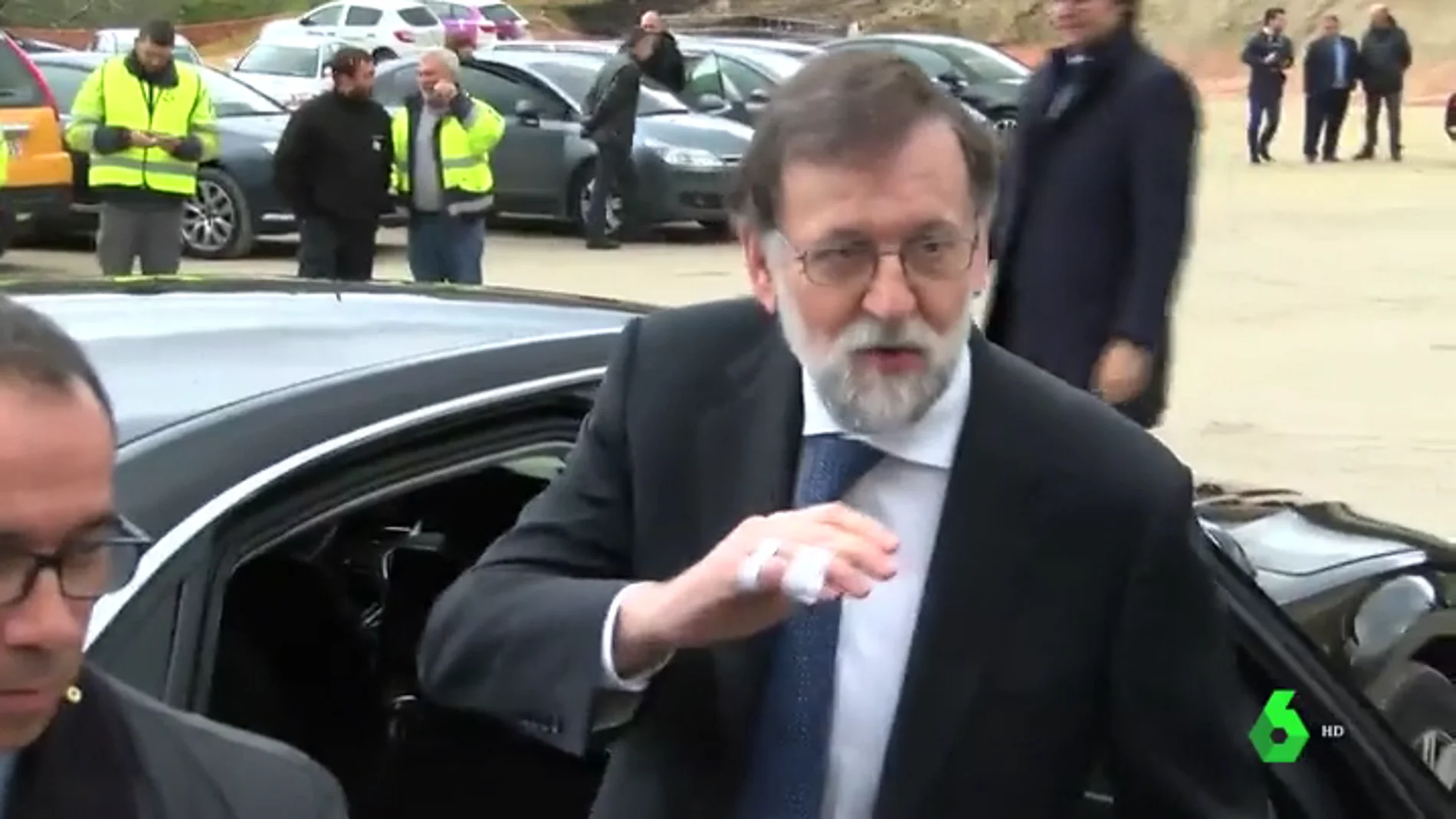 Mariano Rajoy se rompe una falange de su mano derecha