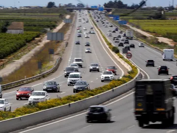 Vista general del tráfico en una autovía española Vista general del tráfico en una autovía española