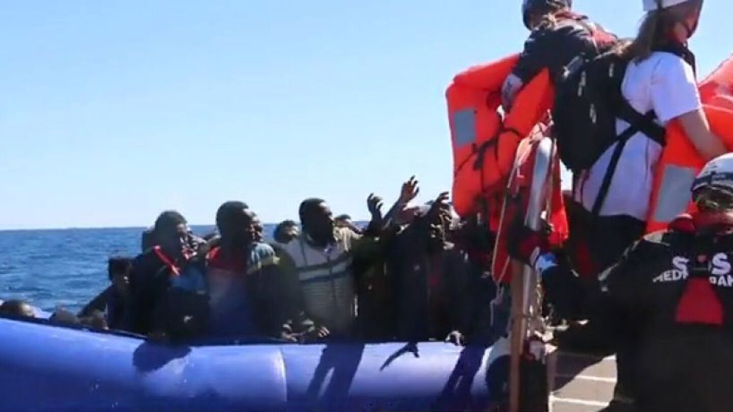 Rescate de una patera en Libia