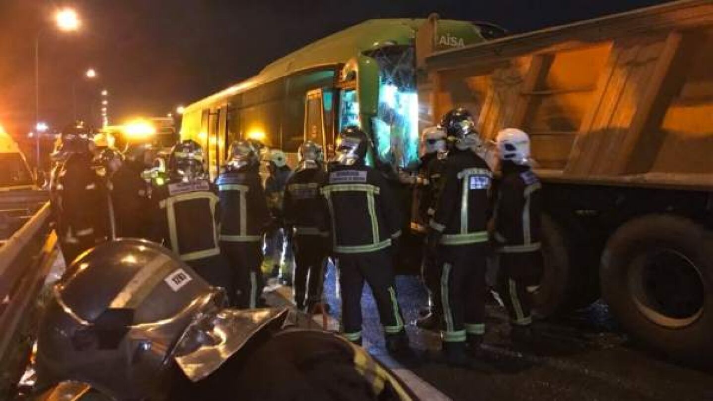 Choque entre un autob&uacute;s y un cami&oacute;n en la A-4